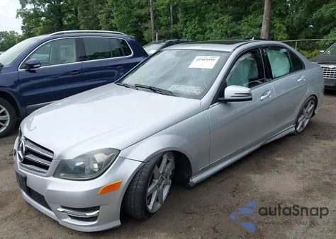 2014 Mercedes-Benz C 250 Luxury/Sport z USA, uszkodzony, nr VIN WDDGF4HBXEG232877